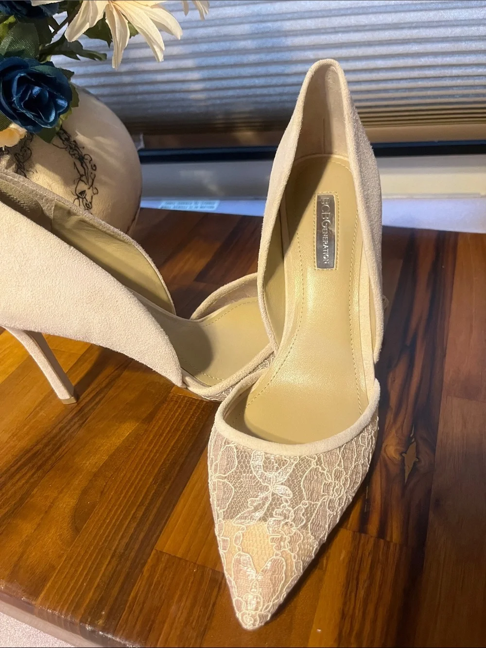 New gorgeous  Women's Lace Pointed-Toe Pumps in Cream